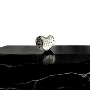 Charm coeur clouté plaqué or blanc 18k
