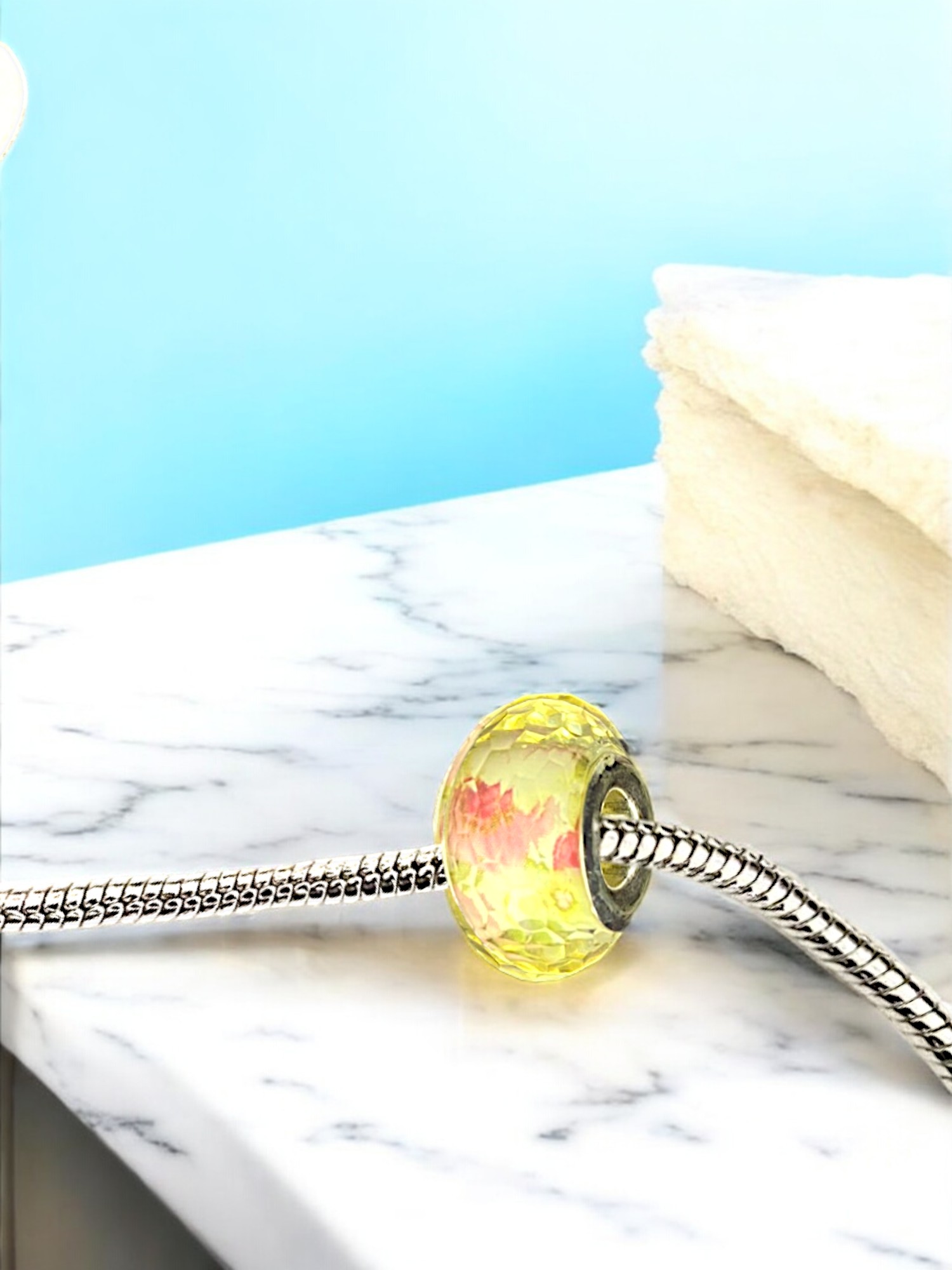 CHARM rond résine jaune fleuri – Image 2