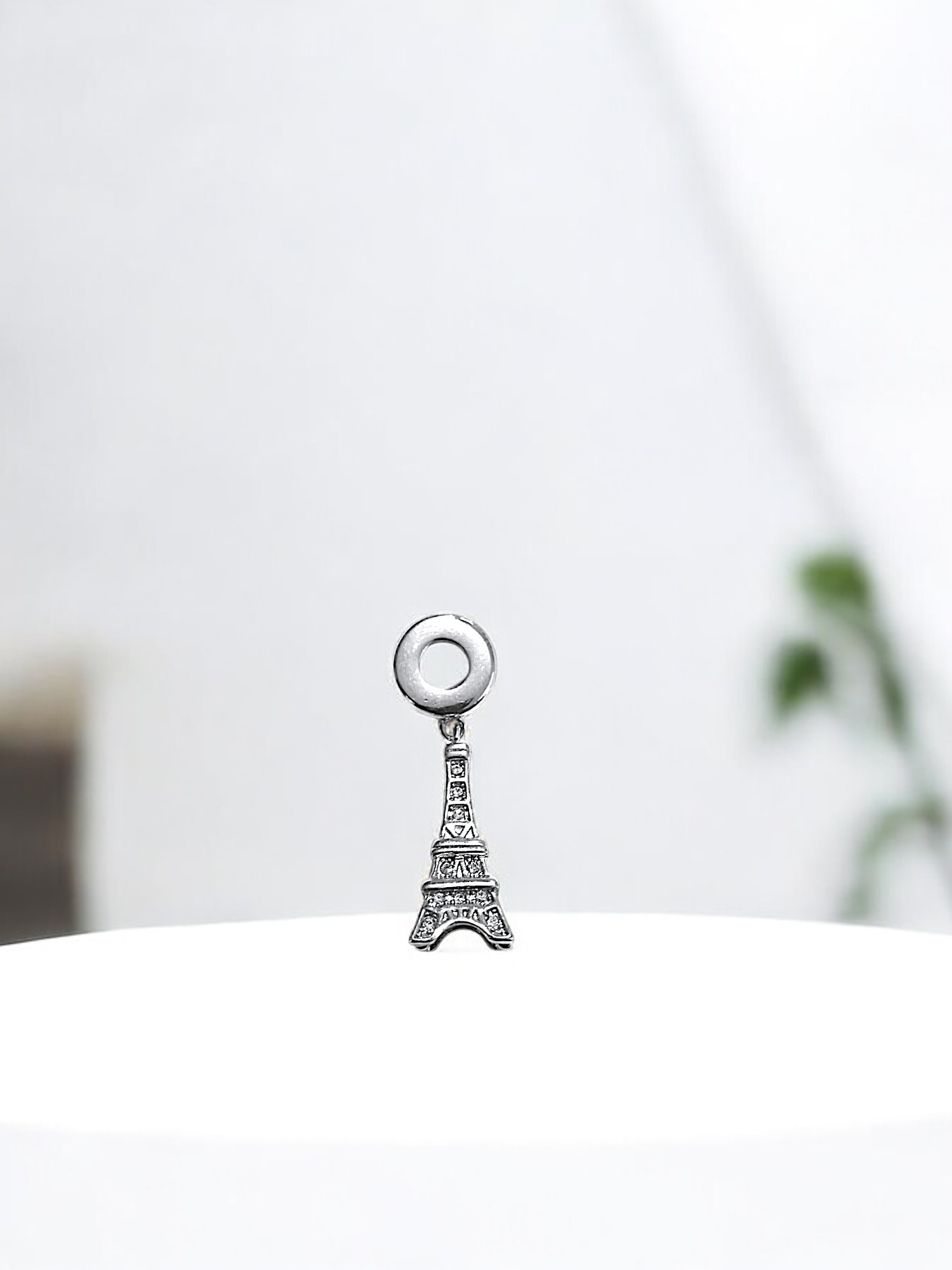 Charm Eiffel or blanc et cristaux – Image 2