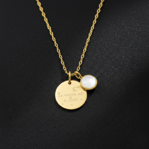 Pendentif gravé "monde" et médaillon en nacre 8 mm- le monde est à moi