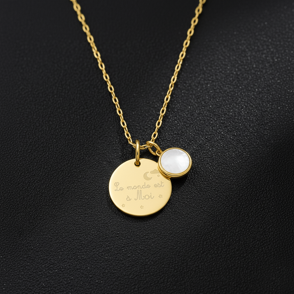 Pendentif gravé "monde" et médaillon en nacre 8 mm- le monde est à moi